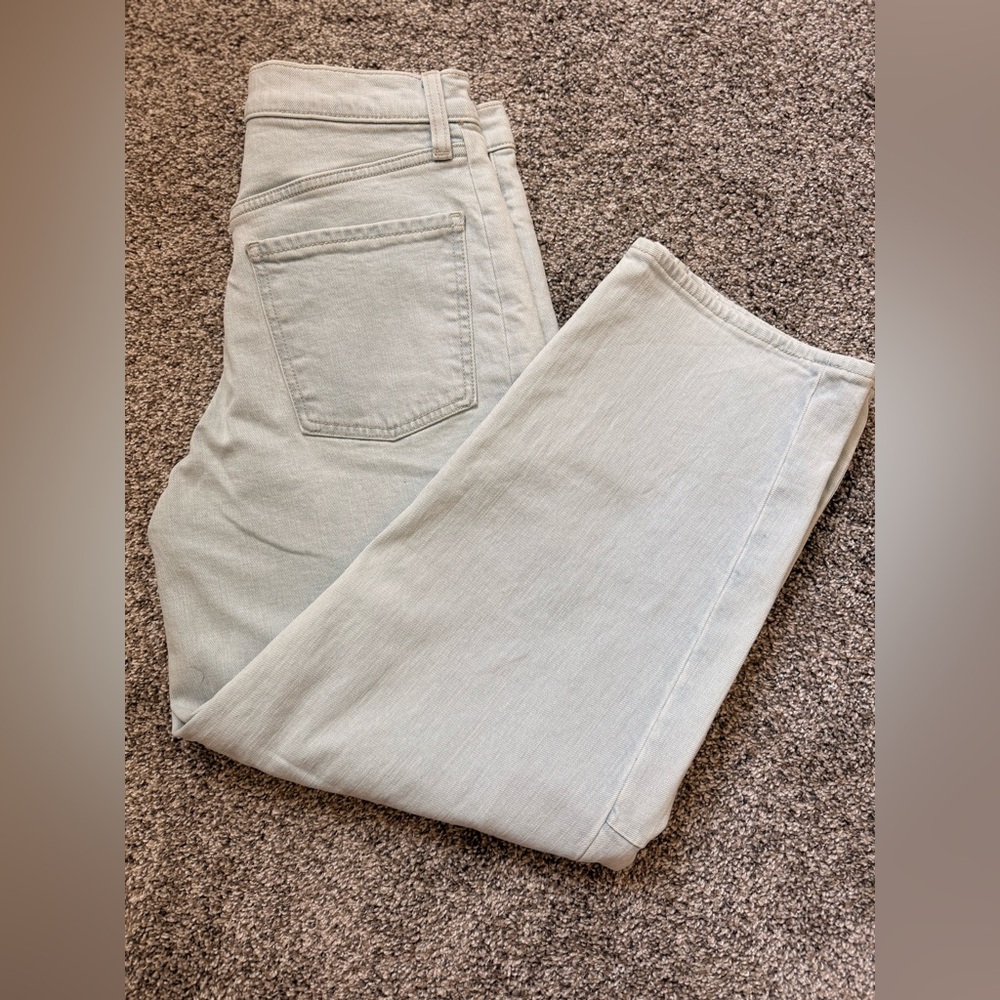 Light Wash 🩵 Hi-Rise Barrel-Leg Jeans